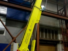 Гидравлический палубный кран с жесткой стрелой:
грузоподъемность 4 тонны, 
вылет стрелы 8 метров,
полноповоротный (вращается вокруг оси на 360° и более)